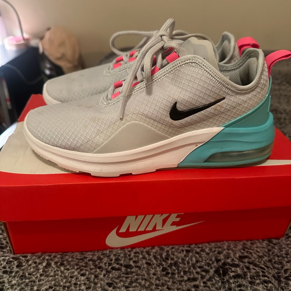 Women’s Nike air max motion 2